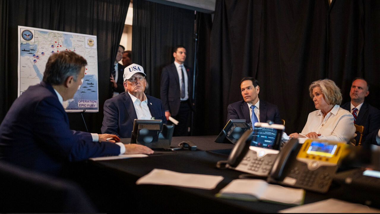 US President Donald Trump (2L), US Secretary of State Marco Rubio (3R) and White House Chief of Staff Susie Wiles (2R) monitoring activity related to Operation Epic Fury against Iran.