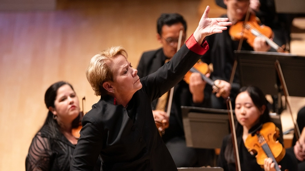 Marin Alsop conducts orchestra