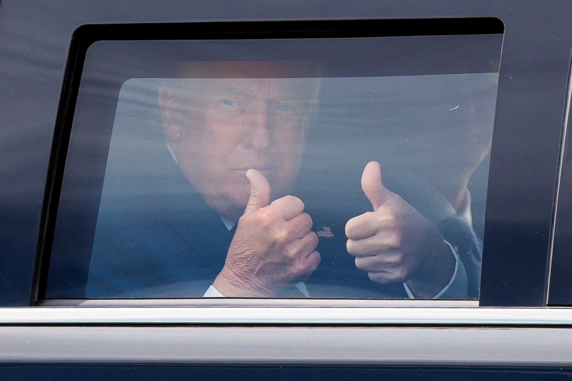 US President Donald Trump gives a thumbs up