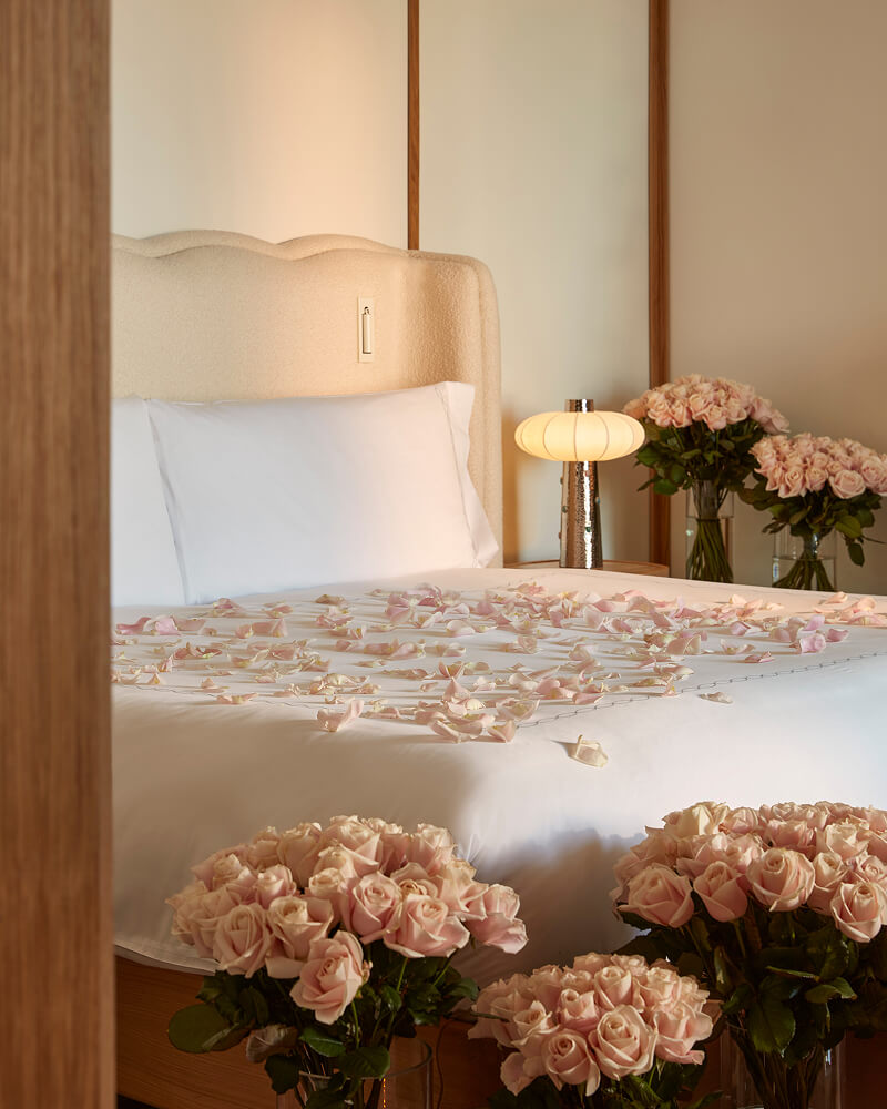 Bedroom at Claridge's with bouquets of roses from Claridge's Flowers