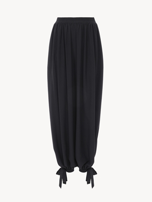 Fluid pleated pants in crêpe de chine