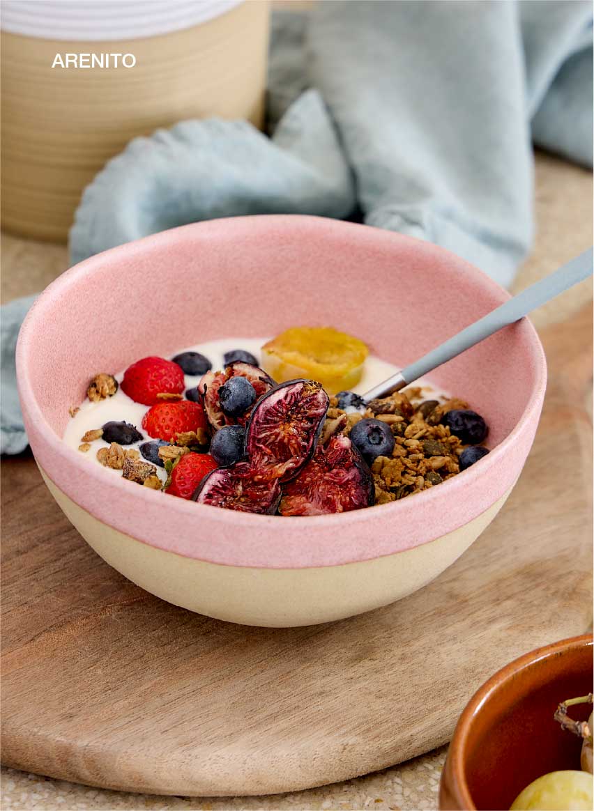 Block of four photographs of Ecogres collections: Marrakesh, with a brown lidded oven dish and a plate with gazpacho; Arenito, with a pink and beige bowl with fruit and granola; Stacked Organic, with dark brown plates by a sink; and Scotia, with white and beige lidded jars on a kitchen counter