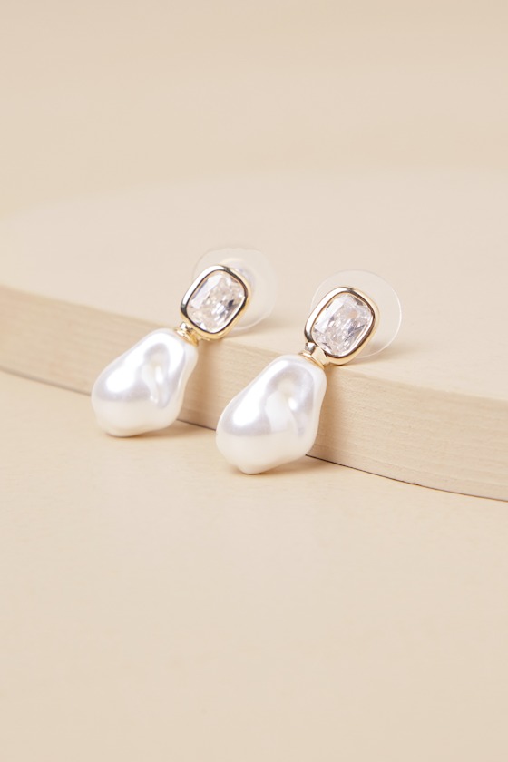 Image of Spectacular Stance Gold Rhinestone Pearl Earrings