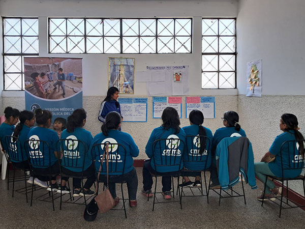 Yuvissa, a CMMB-supported social worker, leads a session with health workers in Peru