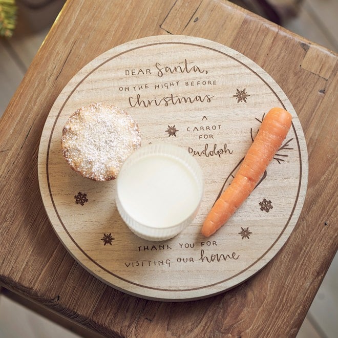Christmas eve plate with carrot and mince pie
