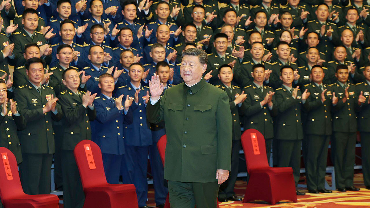  Chinese President Xi Jinping meets with representatives of military personnel stationed in Xizang, in Lhasa, southwest China's Xizang Autonomous Region, Aug. 20, 2025. 
