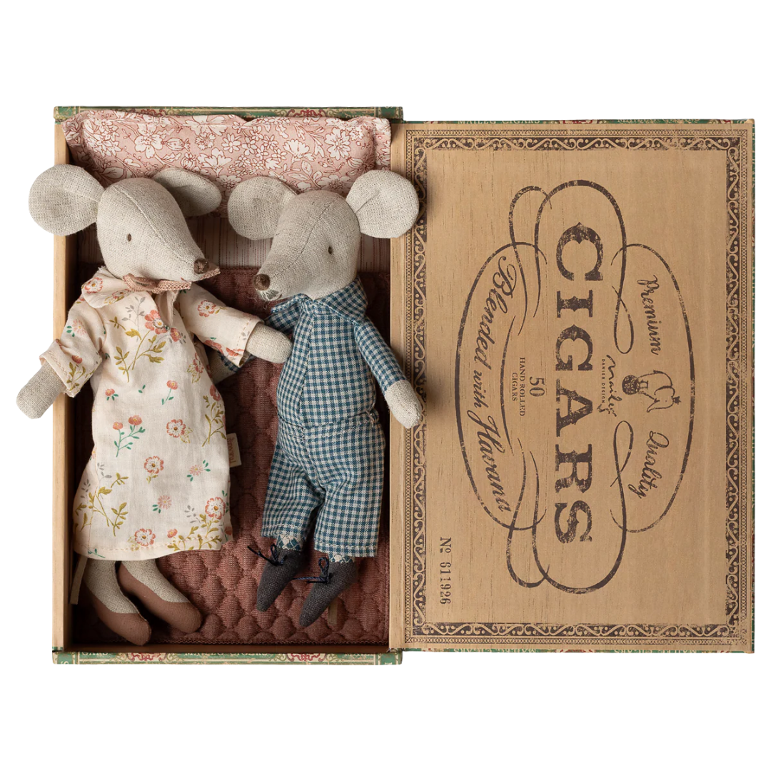 Image of Grandma & Grandpa Mice in Cigarbox