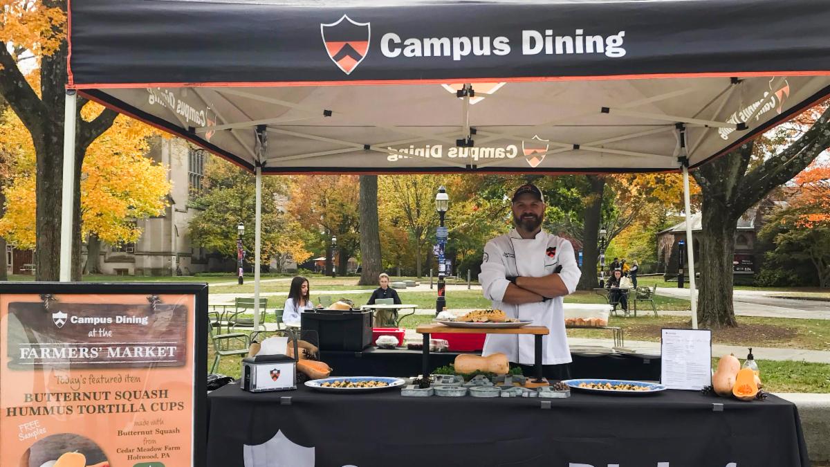 Campus Dining chef at farmers market
