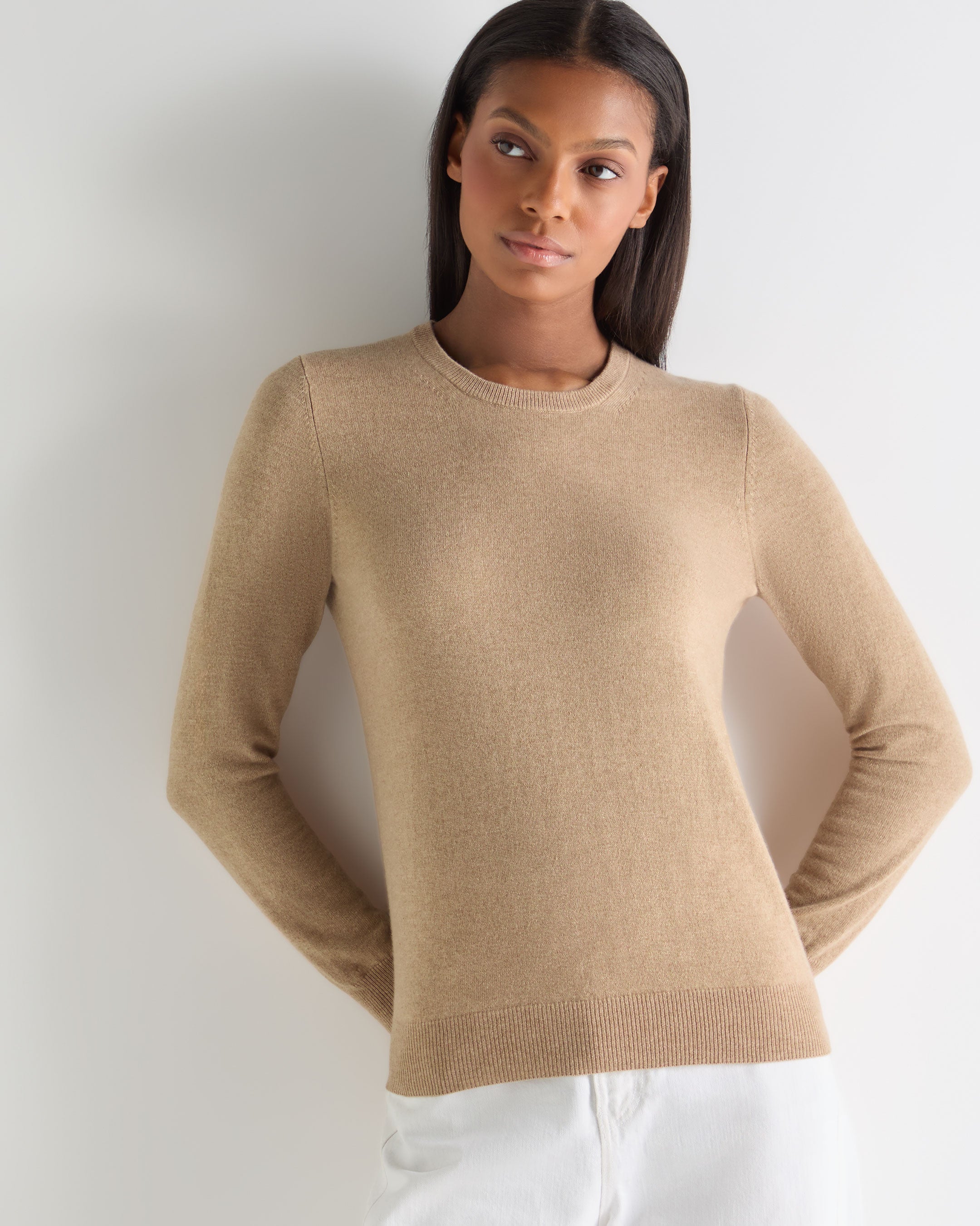 Image of Women's Evie Classic Round Neck Cashmere Sweater Cappuccino Brown