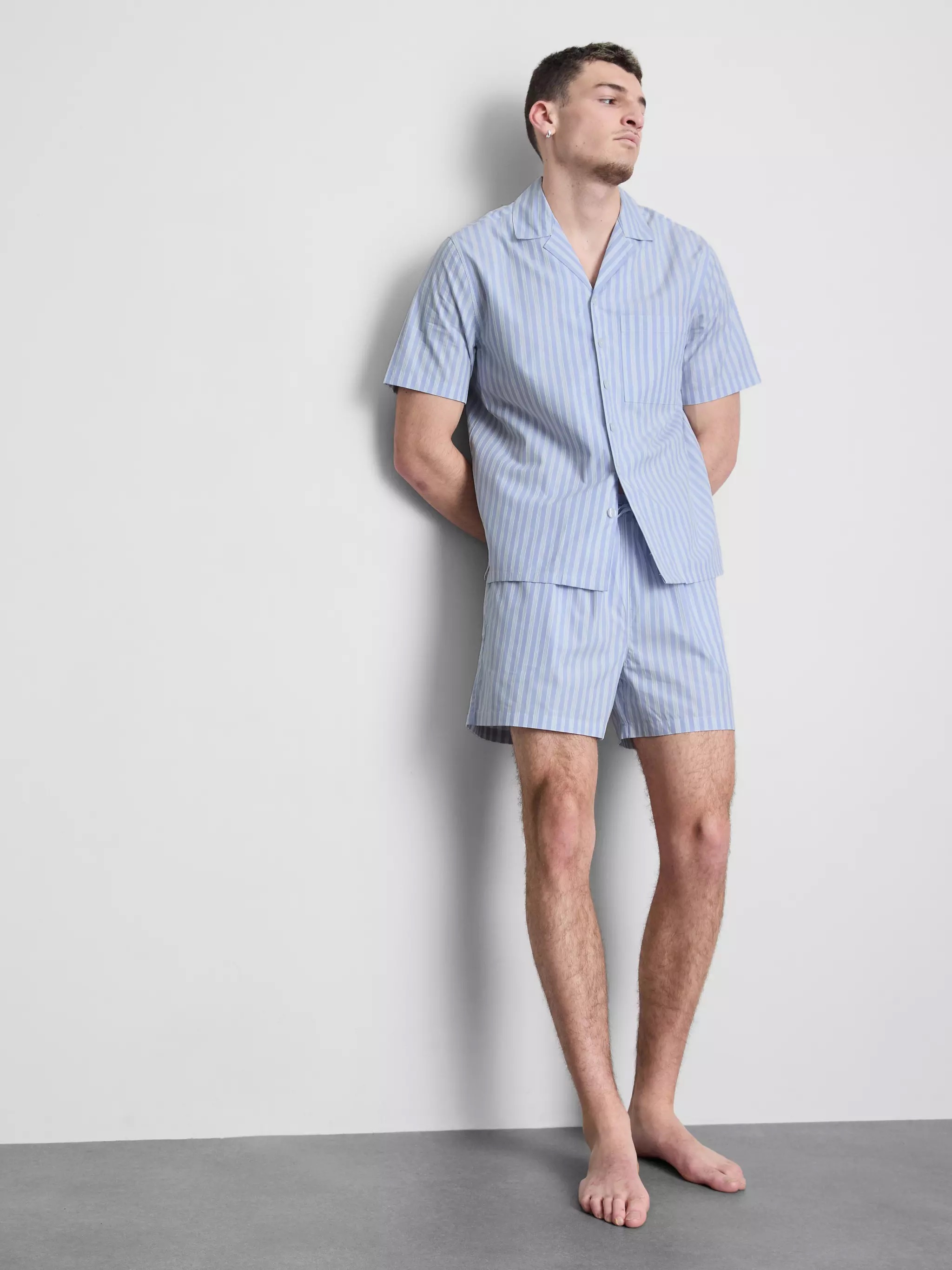 Hombre vestido con Pantalones cortos a rayas