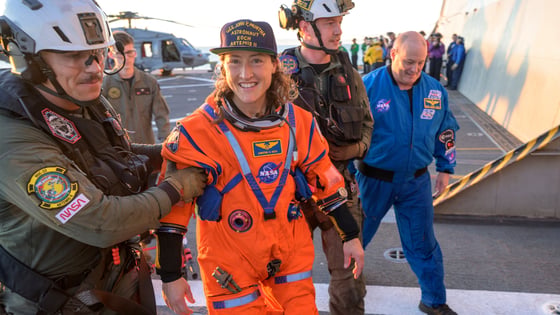 christinakoch_artemis_splashdown