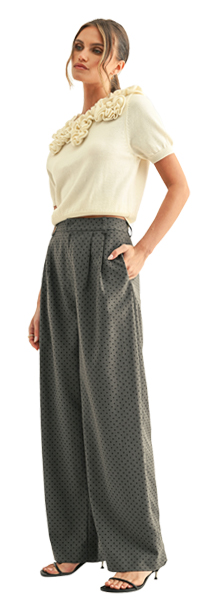 Short Sleeves Knit Top With Flower Detail