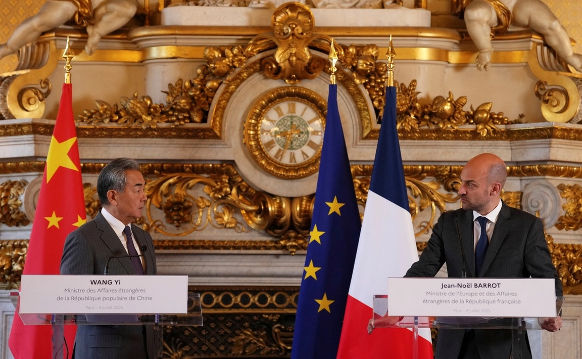 China’s and France’s foreign ministers at a news conference.