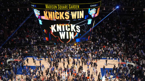 A scene from the NBA Spurs-Knicks game.