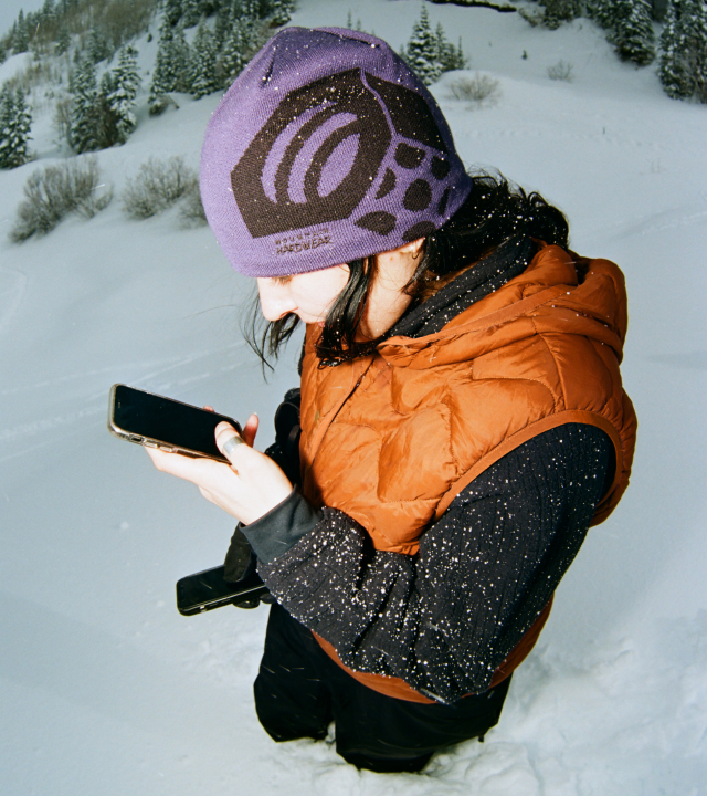 A snowboarder wearing the Women's Mythogen™ Gore-Tex Pro Kit.