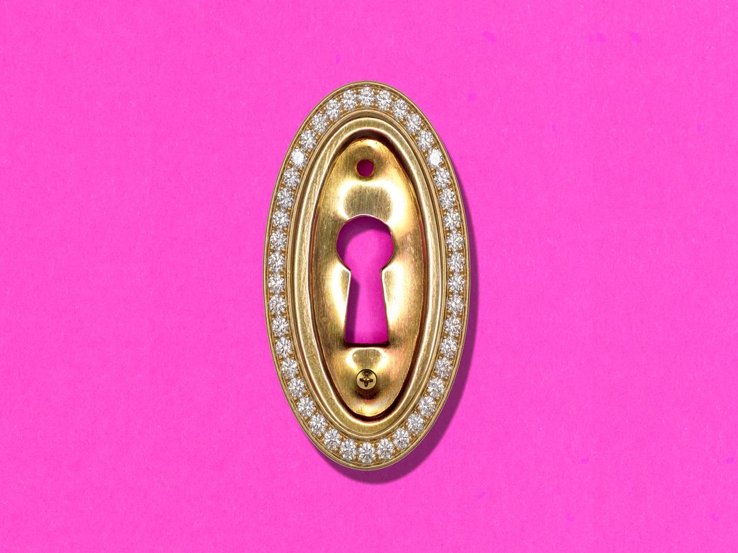 Keyhole plate lined with diamonds.