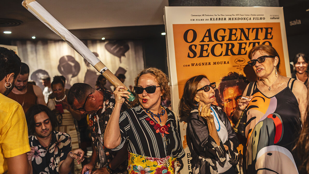 People participating in a Tânia Maria look-alike contest at an event for fans of The Secret Agent in Rio de Janeiro.