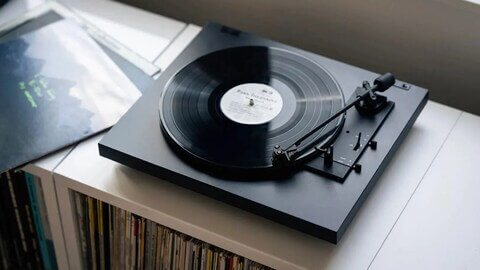 A Popular Hi-Fi Maker’s New Affordable Turntable Makes Listening to Vinyl Easy