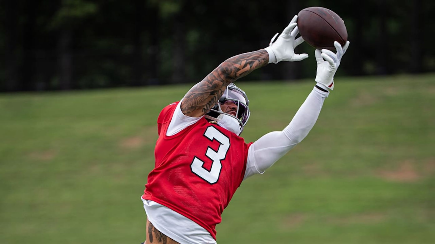 Jessie Bates catching a football