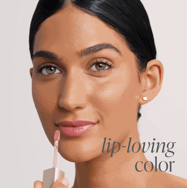 model image applying Lip Glaze 