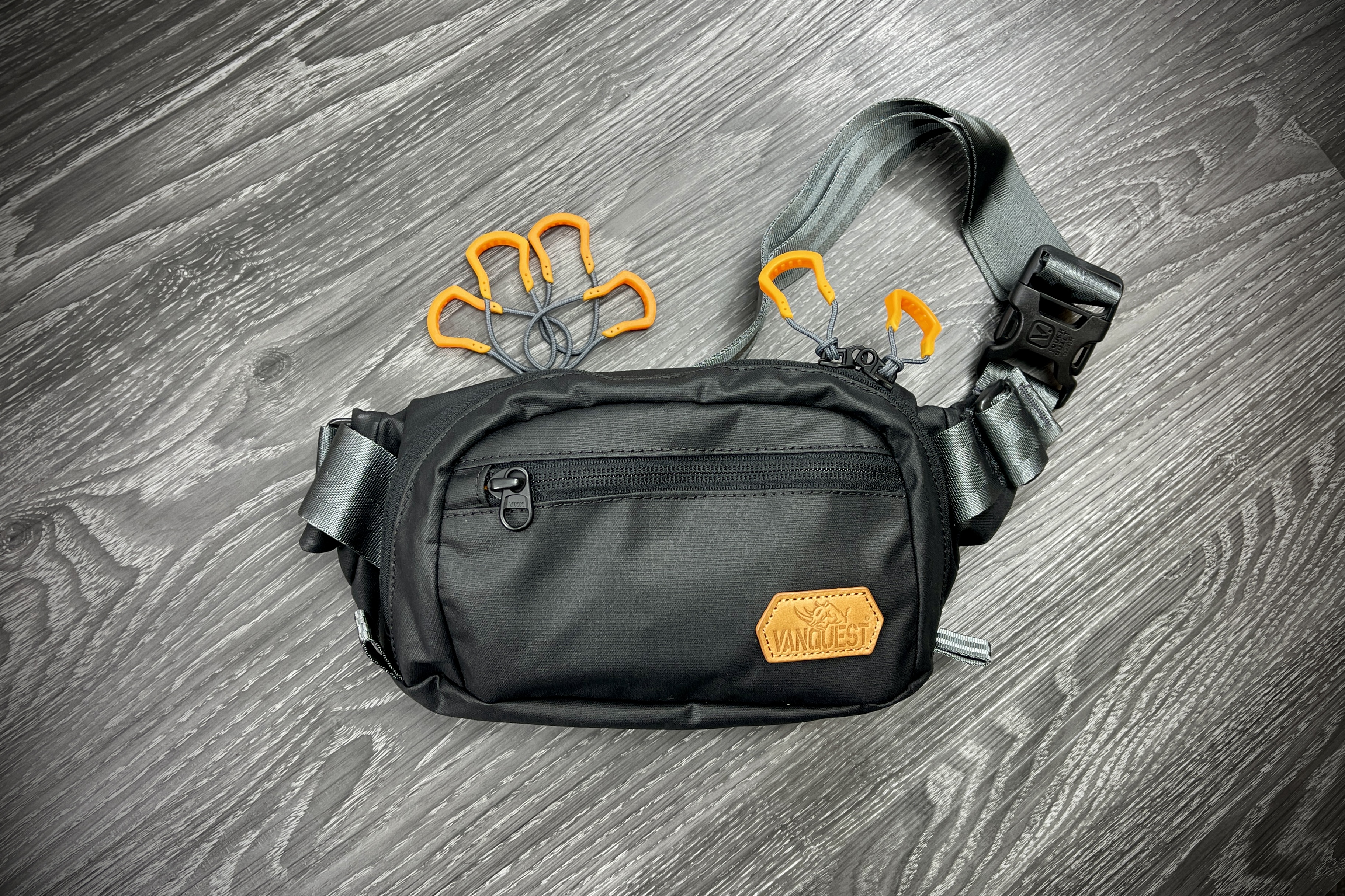 DENDRITE-Large sling Solid Black with Spartan zipper pulls