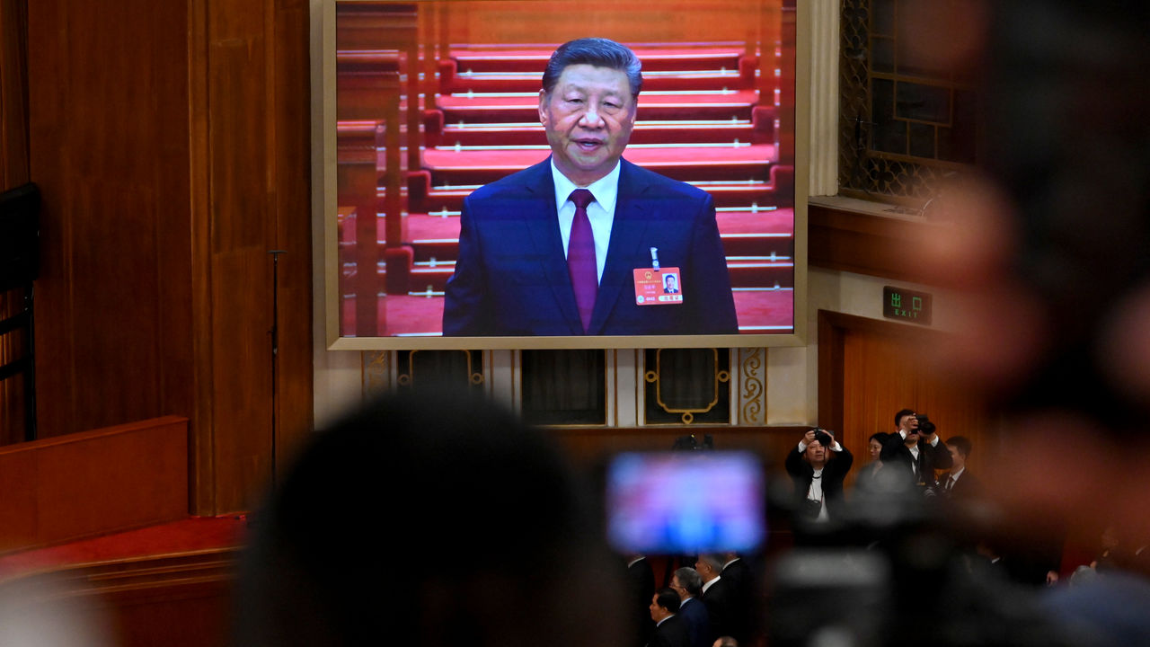 Xi Jinping on a screen making a speech