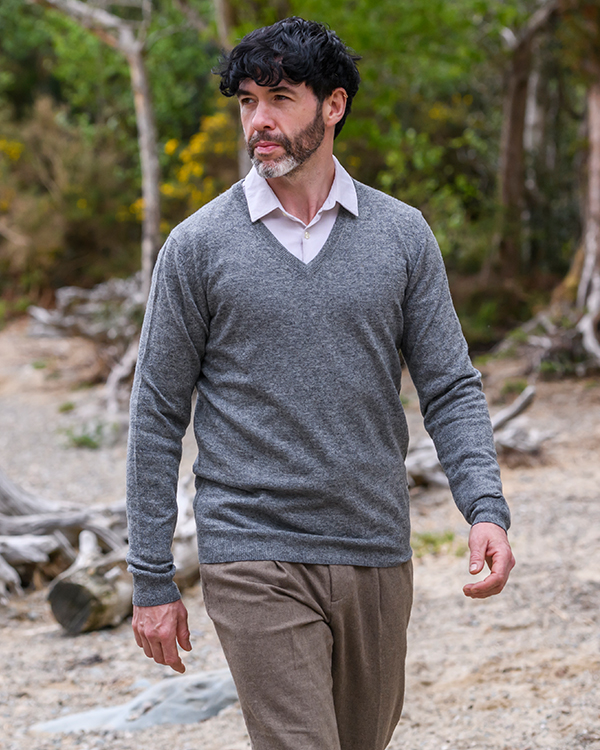 MENS LAMBSWOOL V-NECK SWEATER