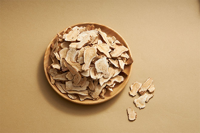 A bowl of sliced pieces of ginger-like material.