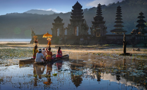 Locals Rowing Tamblingan Temple Bali