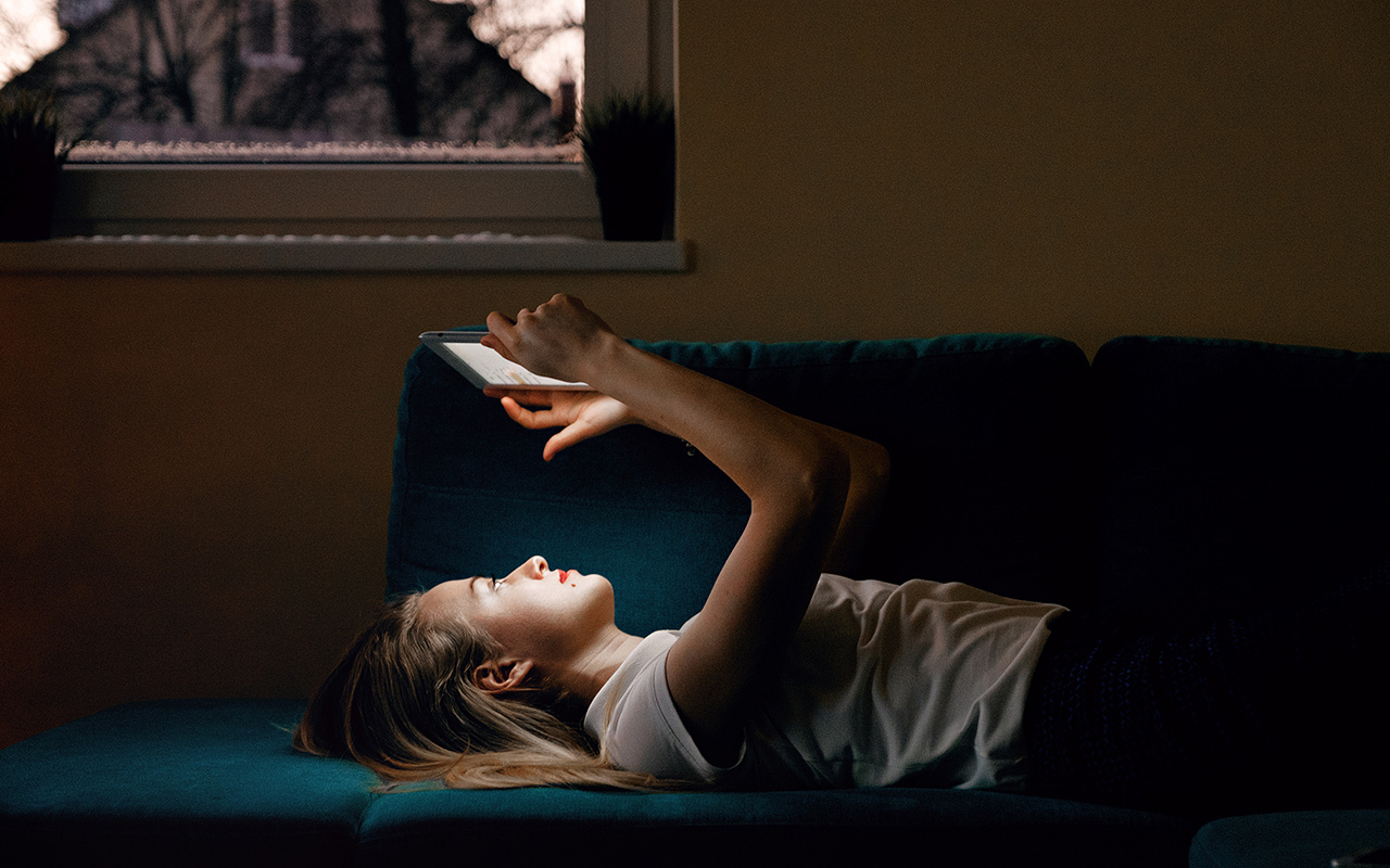 Using a tablet at night may feel like rest, but exposure to light and ongoing stimulation can keep the brain in a state of alertness, even as the body winds down. 