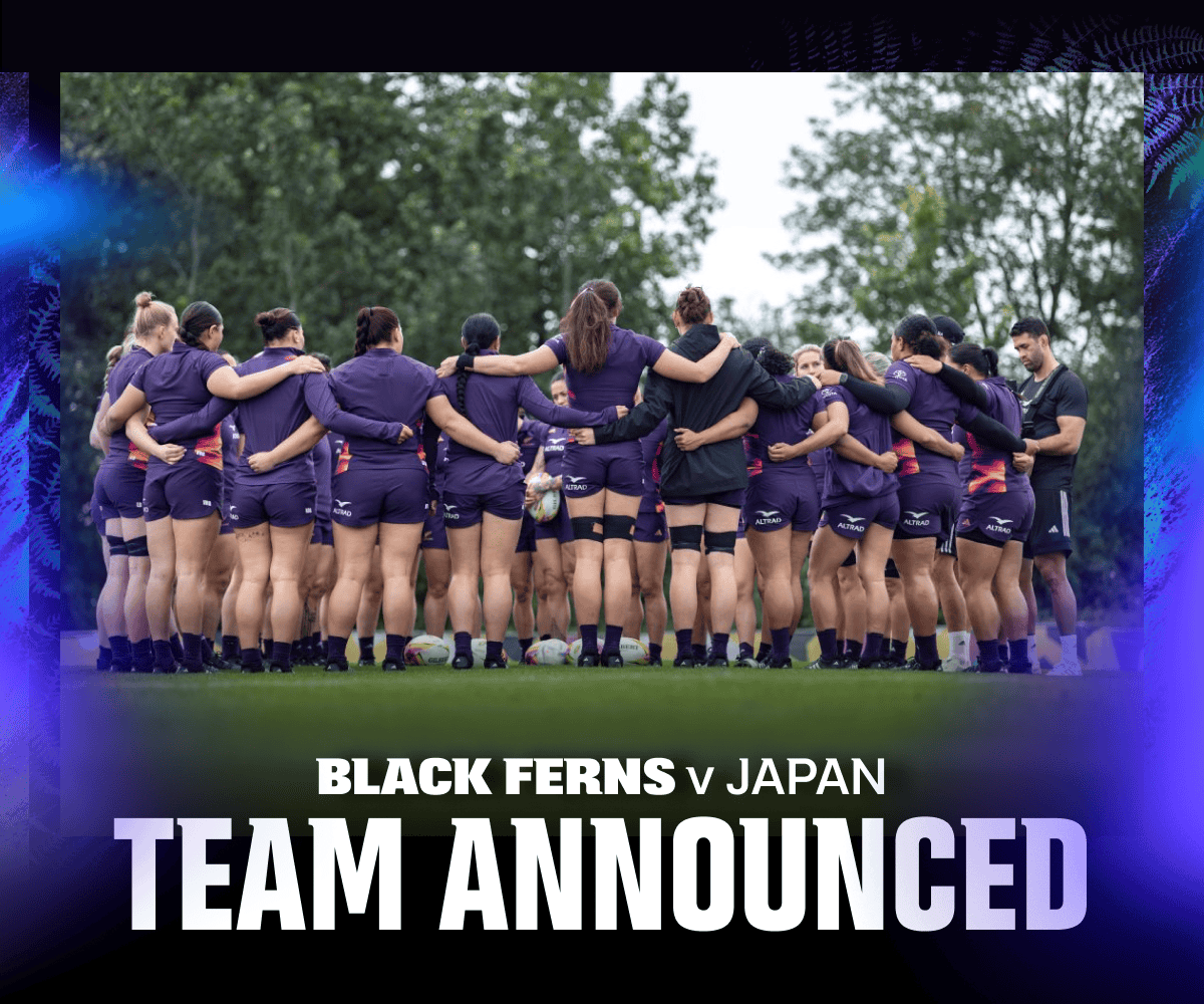 Black Ferns players in a huddle