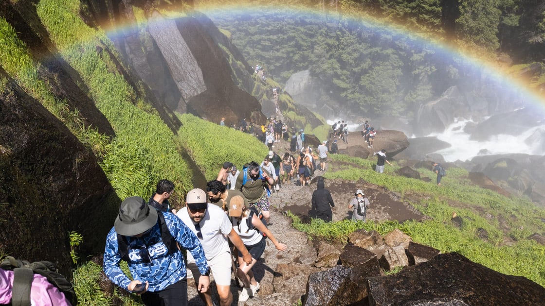 crowd-yosemite-climbing-trail