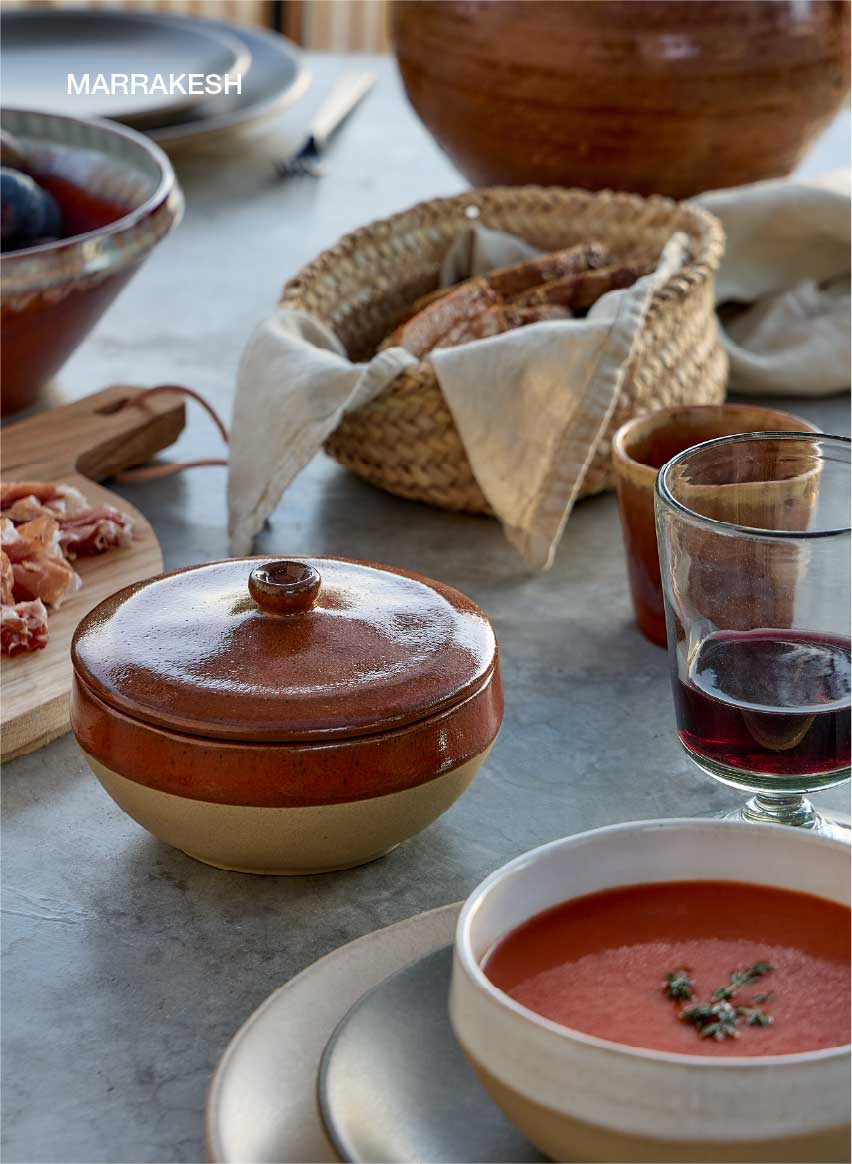 Block of four photographs of Ecogres collections: Marrakesh, with a brown lidded oven dish and a plate with gazpacho; Arenito, with a pink and beige bowl with fruit and granola; Stacked Organic, with dark brown plates by a sink; and Scotia, with white and beige lidded jars on a kitchen counter