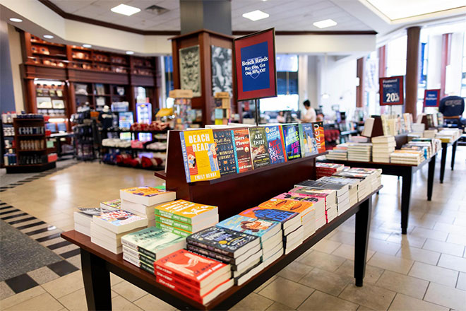 A table displaying books labeled "Beach Reads" in the Penn bookstore.