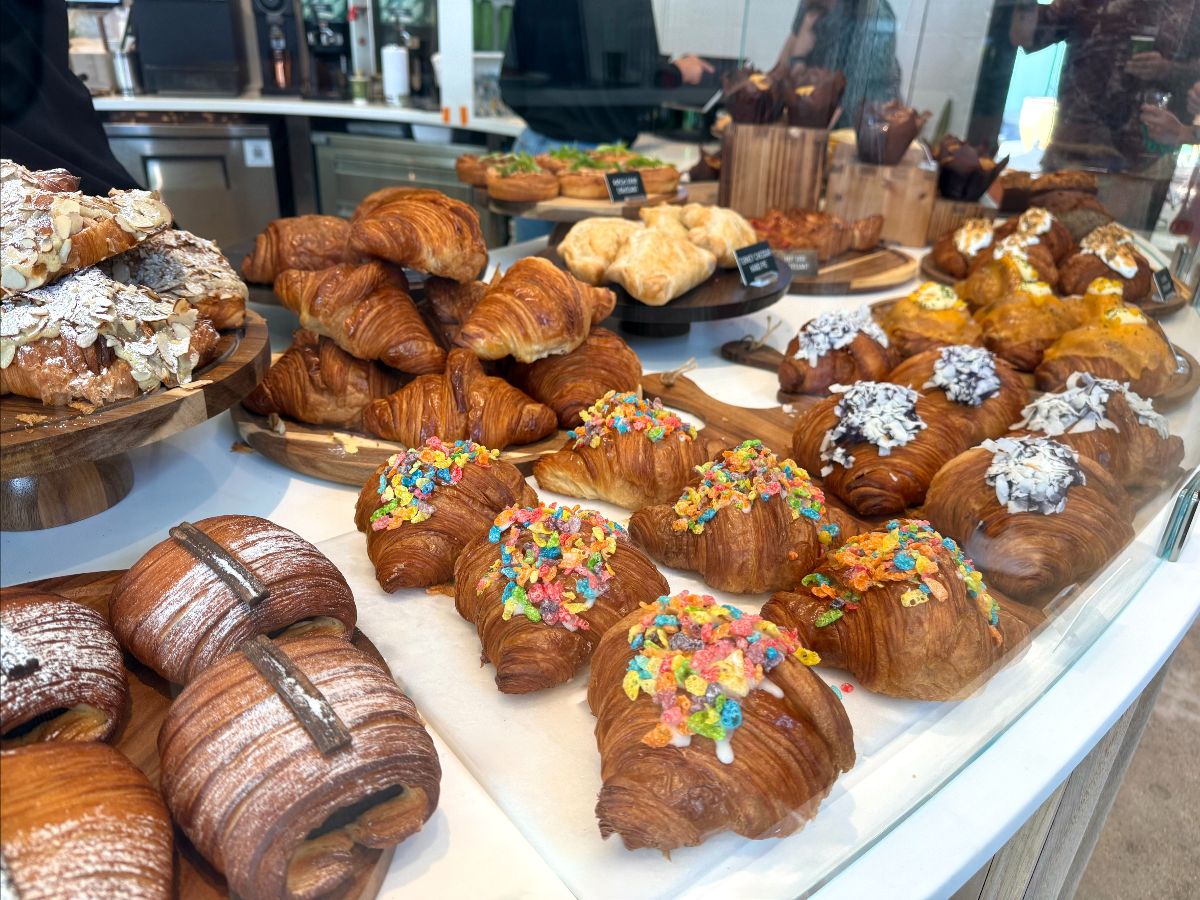 IMAGE OF PASTRIES AT BAKERY ON KING
