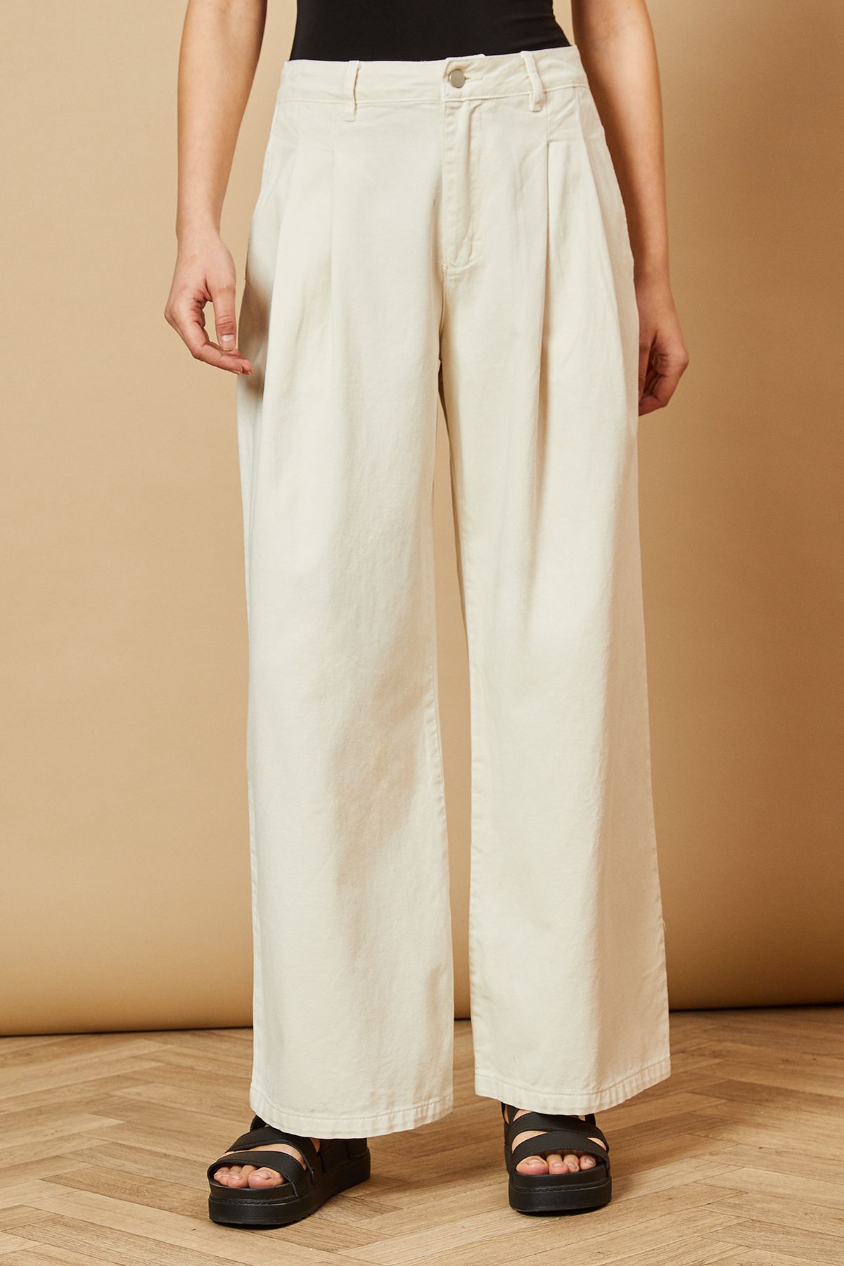 Pleat Front Ecru Jean