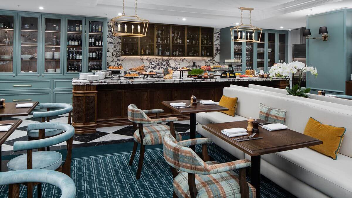 Five-Star Melbourne CBD Glamour with Rooftop Bar, Daily Breakfast, Nightly Drinks & Parking