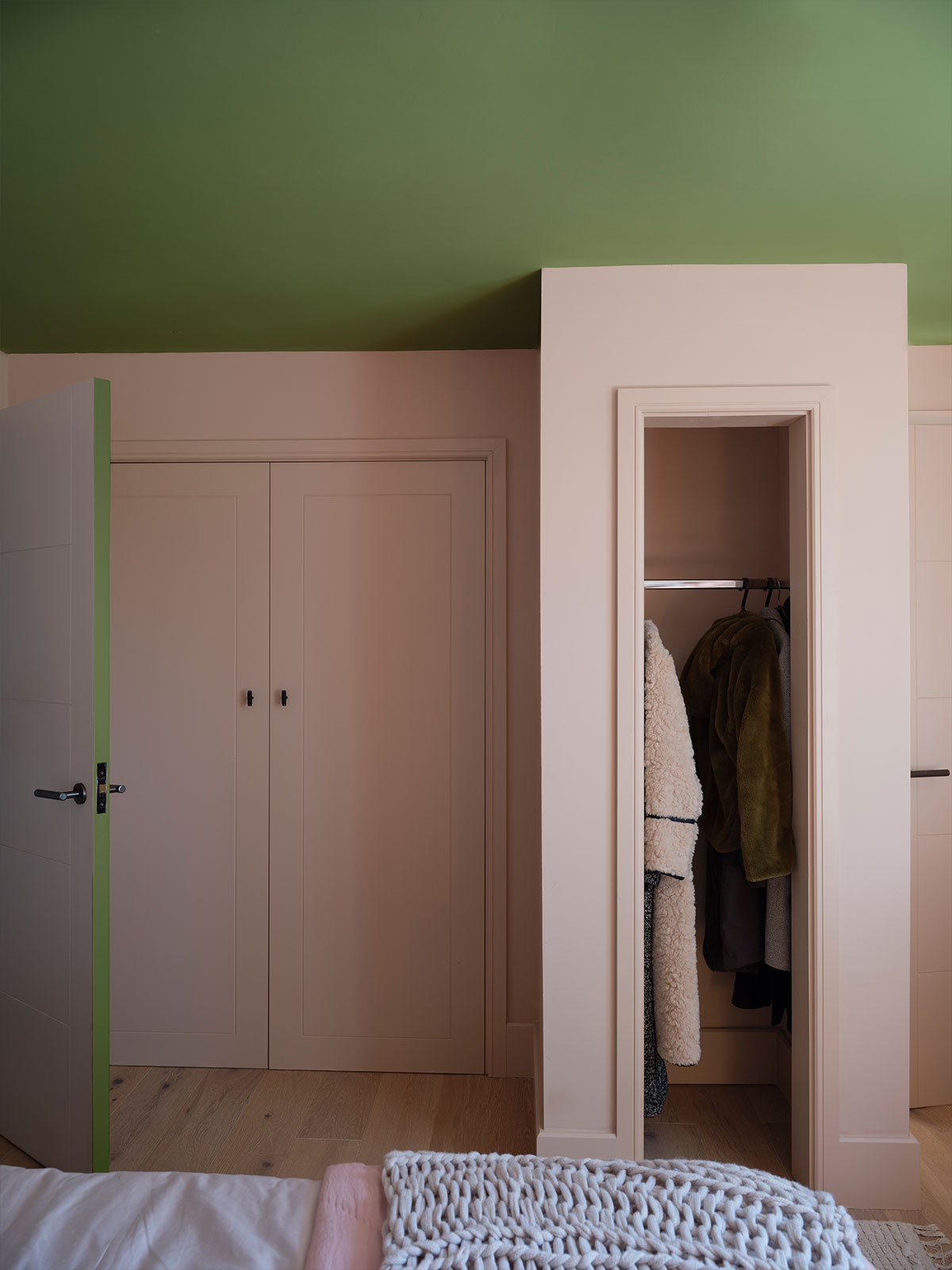 The glimpse of fresh green on the door edge as you open it is a hint of the room ahead. At first, you’re surrounded by soft and romantic pale pink cupboards and storage spaces. Then your eye is drawn upwards to the contrasting fresh green ceiling, linking back to that hint of colour on the door. The fluffy coats on display give an almost Narnia-esque feel to the space.