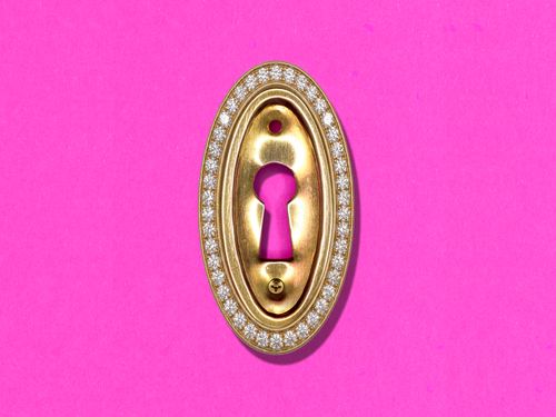 Keyhole plate lined with diamonds.