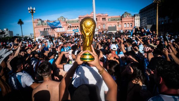 After winning on penalties, Argentina beat France in the World Cup final, a crowd of people waited to see the arrival of the caravan at the Casa Rosada.