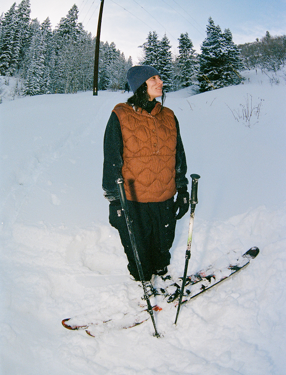 A skier wearing the Women's Seek Out™ Vest