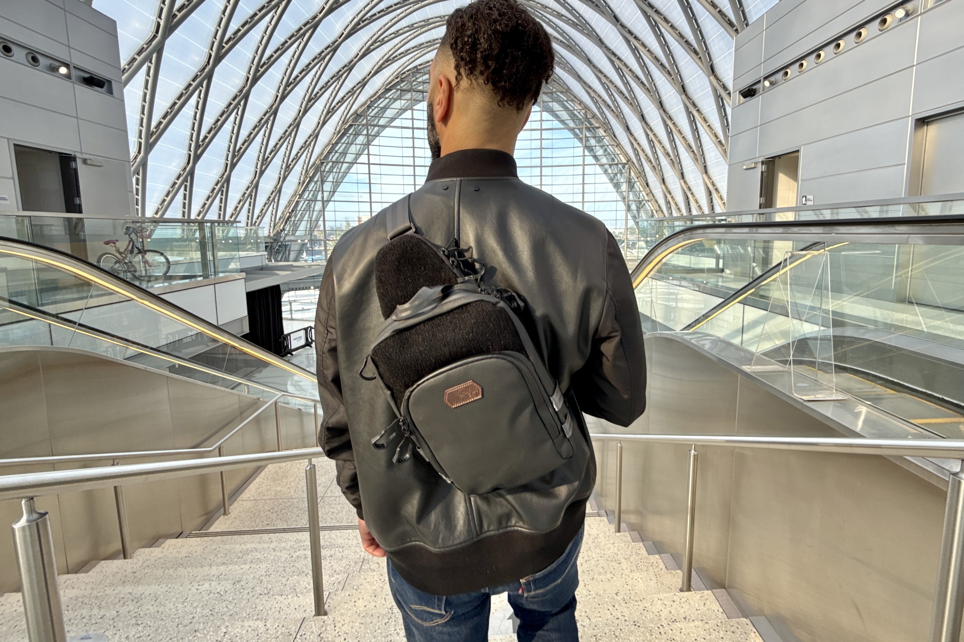 VERT-7 sling bag in Solid Black