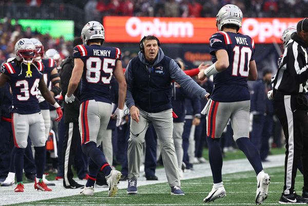 Photo: Mike Vrabel of the New England Patriots looks to congratulate Drake Maye #10 after a touchdown against the Houston Texans during an NFL divisional playoff game at Gillette Stadium