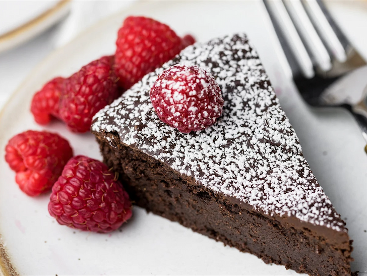 flourless chocolate cake with raspberries