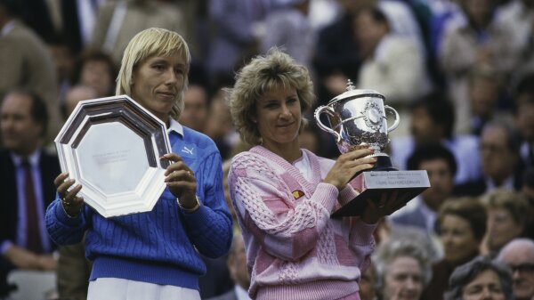 Martina Navratilova, left, and Chris Evert, right, holding up their trophies at the French Open in 1986.