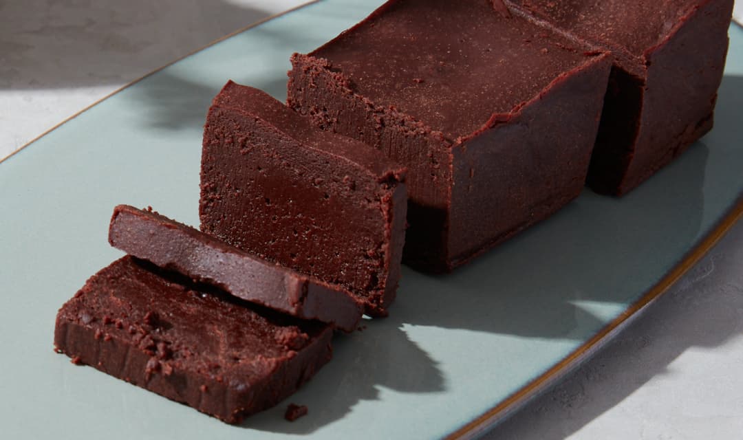 A few slices of our Tokyo Gâteau on a light bue ceramic platter. 