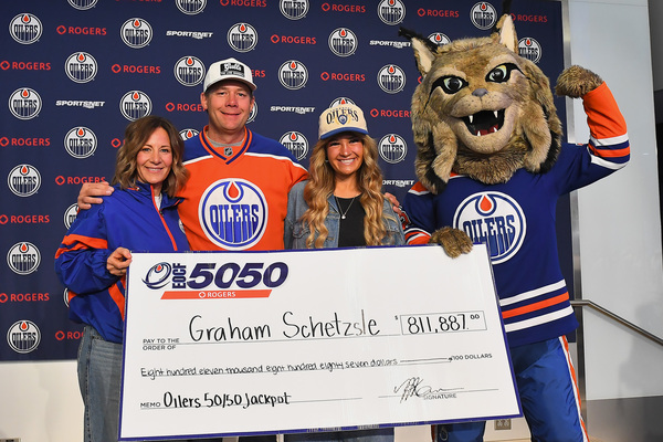 winners receiving cheque