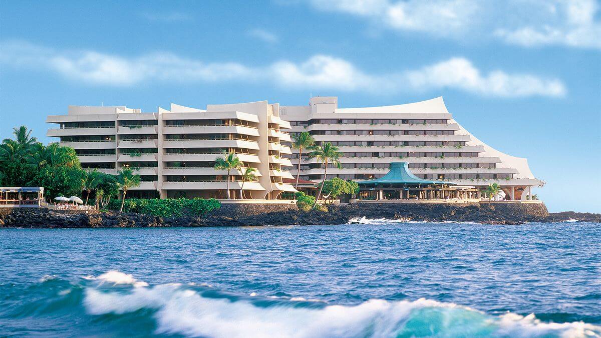 Oceanfront Hawaii Retreat with Daily Breakfast & Complimentary Daily Parking