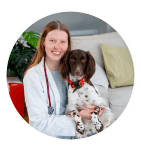 Een foto van dierenarts Joy, met haar hond Nova