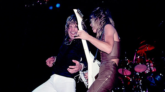 Two performers sing.